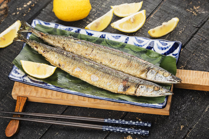 青い皿にのったさんまの塩焼き