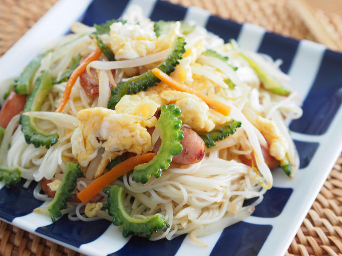 野菜と炒めたそうめんチャンプルーが皿に盛られている