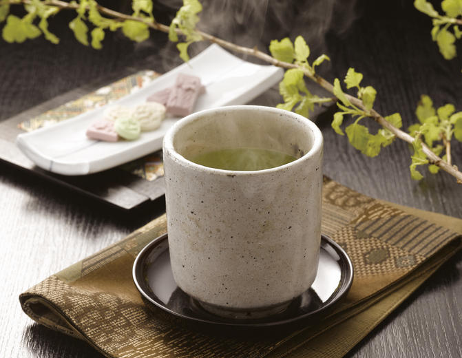 緑茶とお茶菓子が並んでいる