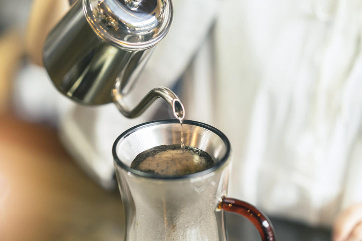 コーヒーを淹れている様子