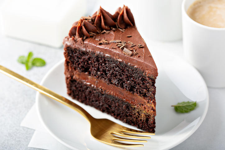 白い皿に盛られたチョコレートケーキ