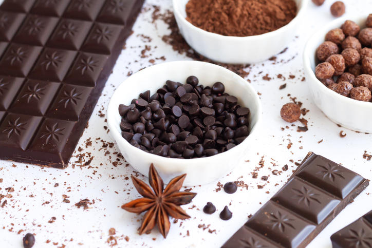 白い器に入ったチョコチップやココアパウダーのまわりが置かれている