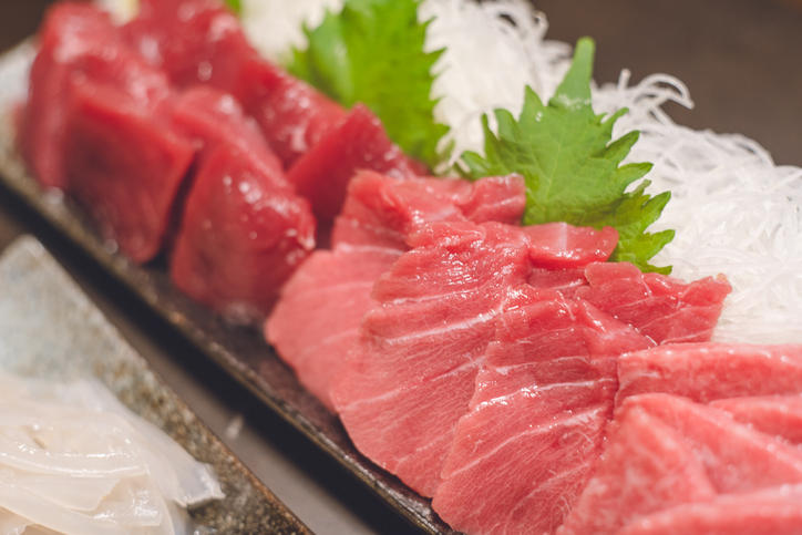 皿に盛り付けられたマグロのトロや赤身の刺し身