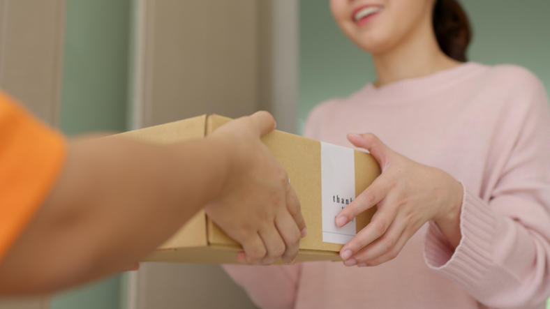 女性が荷物を受け取っている様子