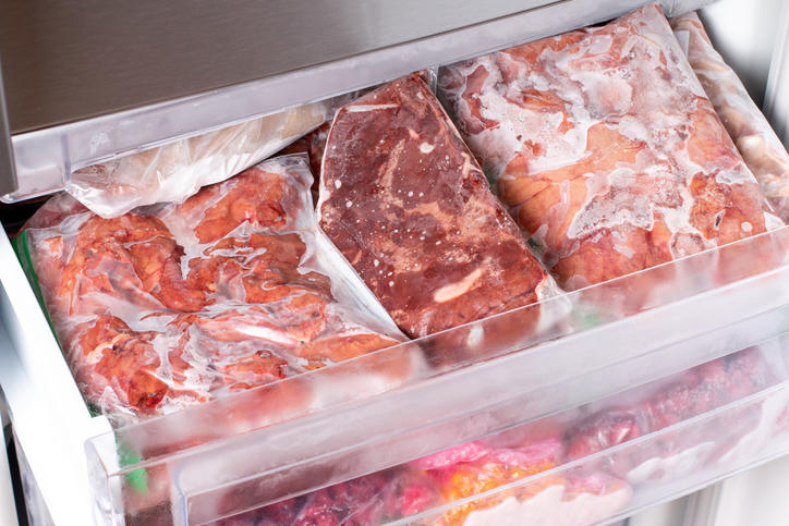 ジッパー付き保存袋にいれた肉を冷凍庫にて保管している