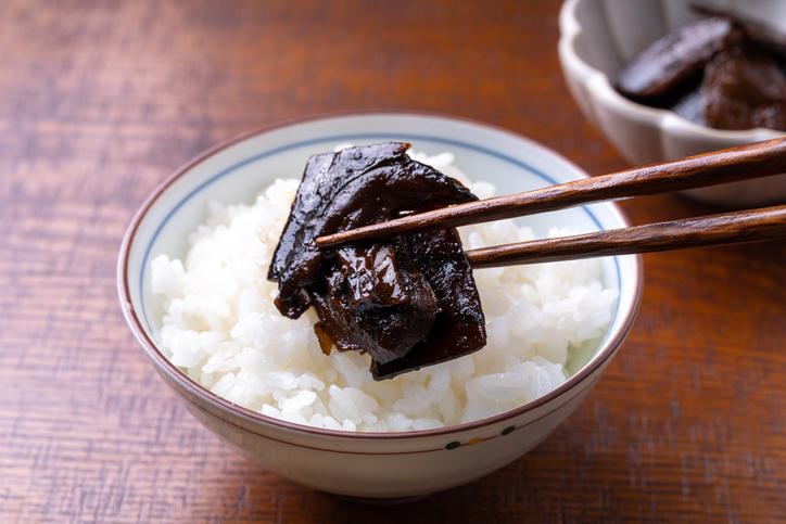 ご飯の上に松茸昆布をのせている