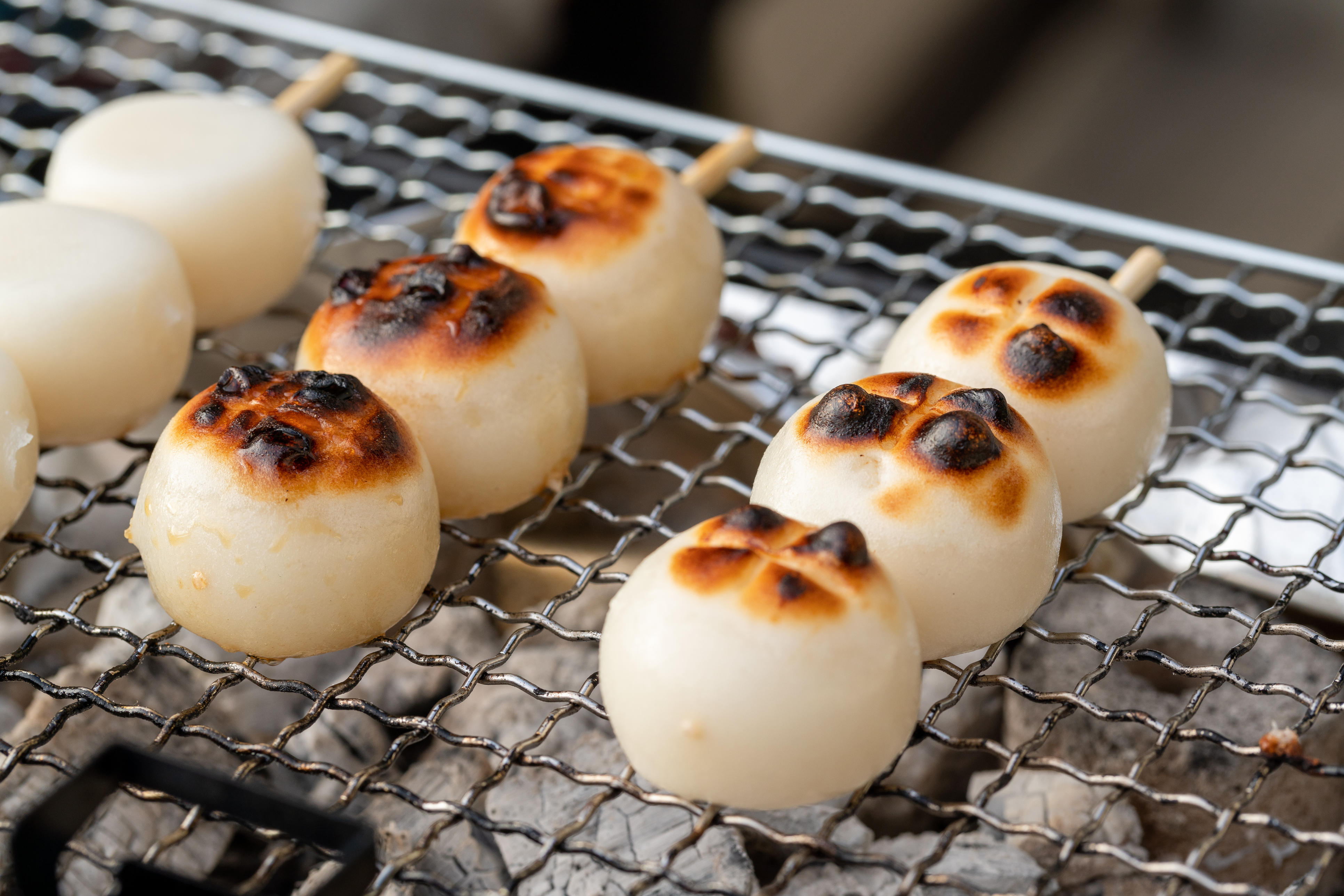 網で焼いた団子