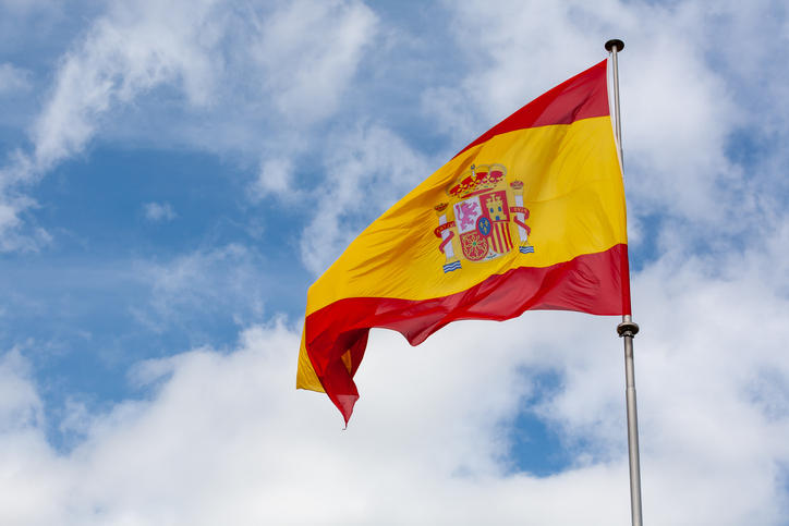 風になびくスペイン国旗