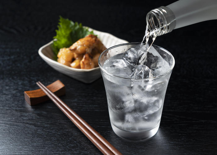 氷入りの透明なグラスに注がれた焼酎