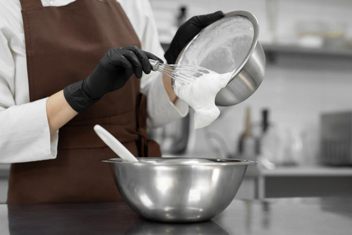 生クリームを泡立てる女性