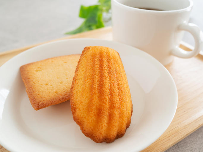 お皿にのせたマドレーヌとフィナンシェ