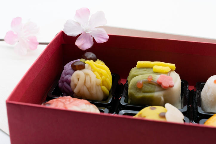 赤い箱に入った和菓子・練り切りギフト