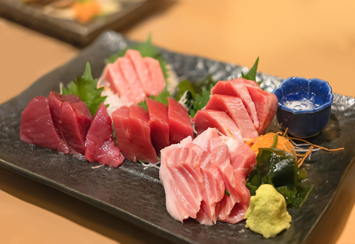 さまざまな種類のマグロの刺身を盛り付けた様子