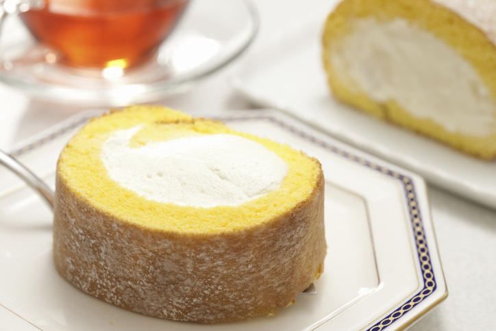 カットされたロールケーキが器に盛られている