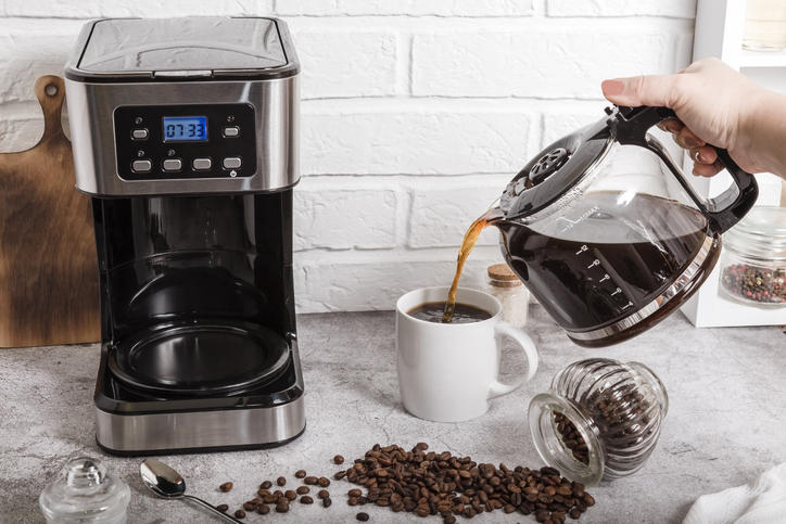 コーヒーメーカー・カップに注がれたコーヒー・コーヒー豆