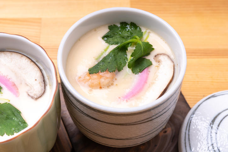 茶碗蒸しの中に三つ葉や椎茸、かまぼこが入っている