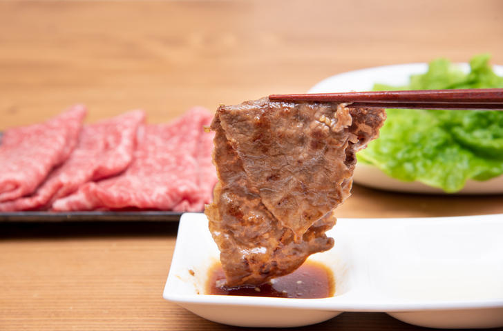 タレに浸している焼肉