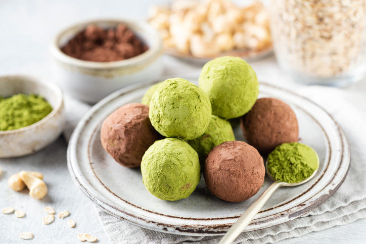 白い丸皿に盛られた抹茶とミルクのトリュフチョコレート