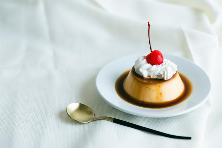 クリームとサクランボがのったプリン
