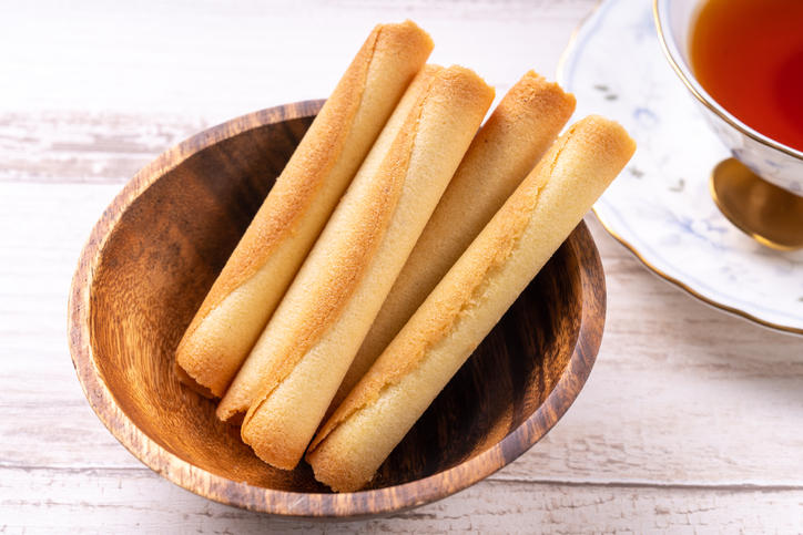 木の皿に盛られたロールクッキー