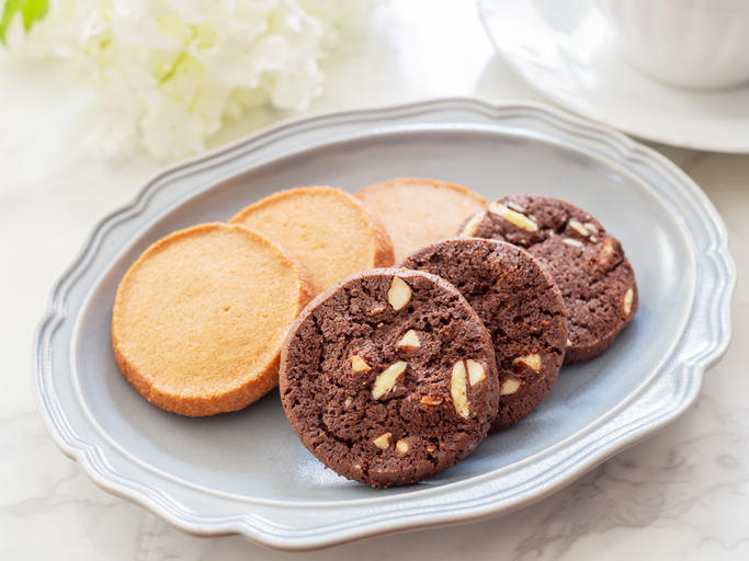 白いお皿に乗ったクッキー2種類
