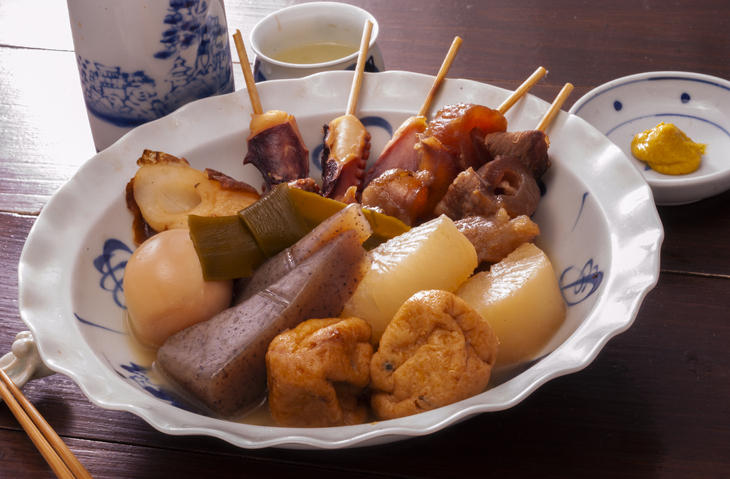 白い器に入ったおでんとからし