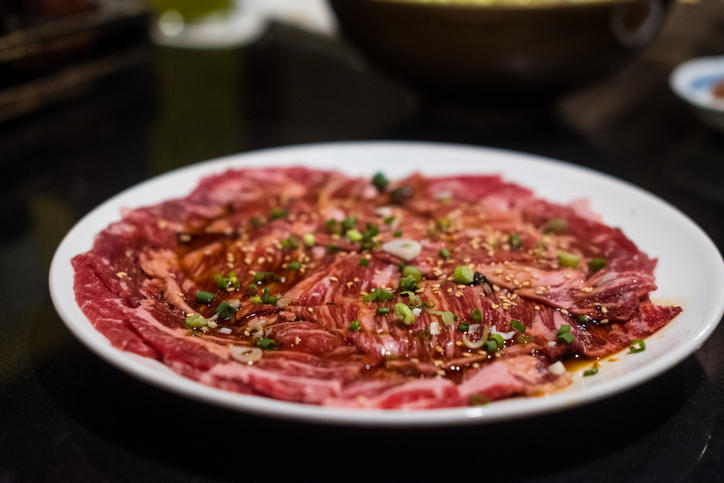 焼肉のタレで下味のついた生肉