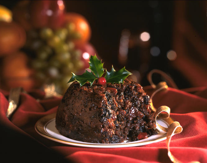 赤いクロスとお皿にのったクリスマスプディング