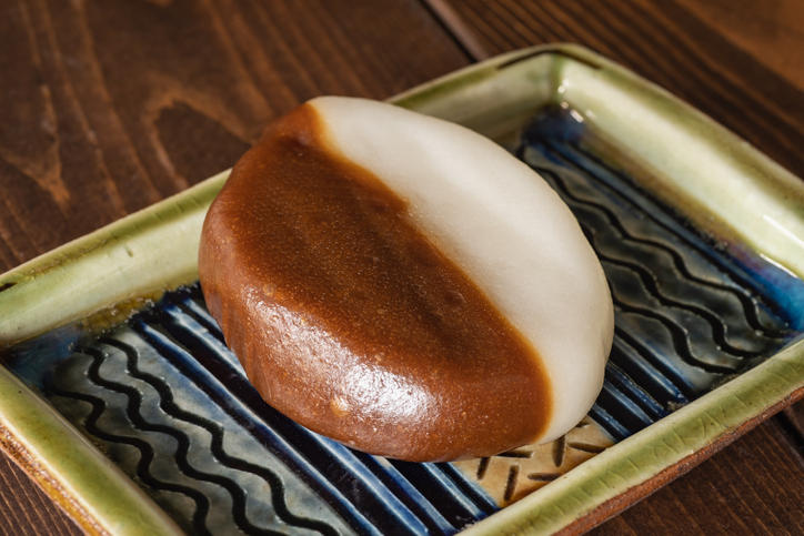 長方形の皿に乗った白と茶色2色のお餅