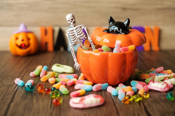 テーブルの上にハロウィンをイメージさせるお菓子が並べられている
