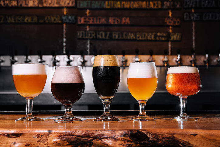 グラスに入ったさまざまなクラフトビール