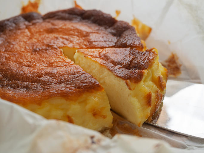 1切れカットされたバスクチーズケーキ