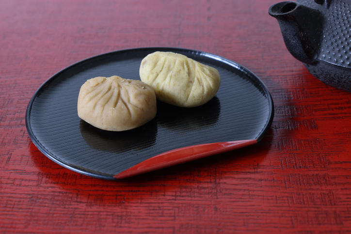 木皿にのせた栗きんとん2個