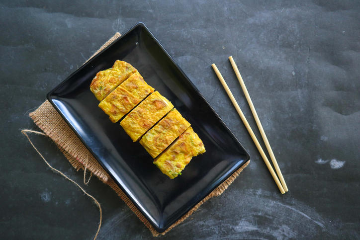 黒い皿に盛られた玉子焼き
