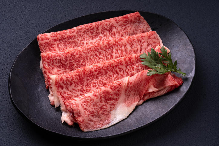 黒い皿に乗せられたすき焼き用牛肉