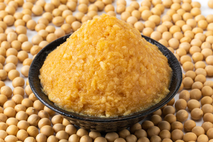 器に盛られた白味噌のまわりに、大量の大豆が散りばめられている