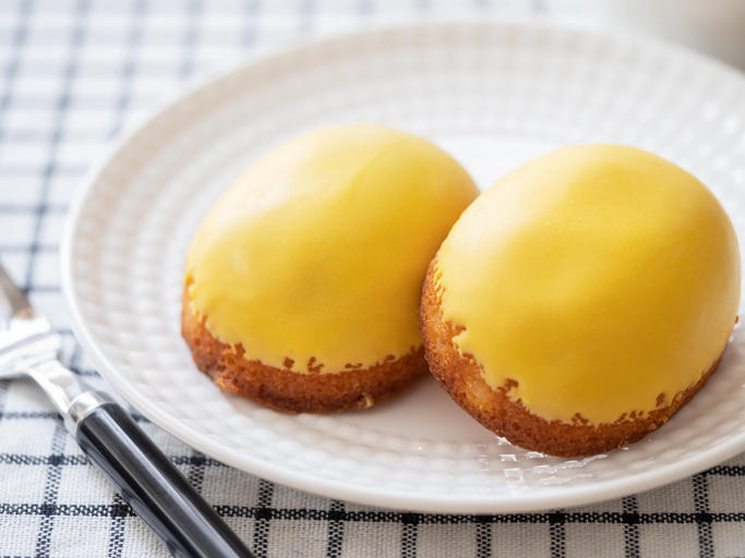 黄色いチョコレートを上掛けしたレモンケーキ