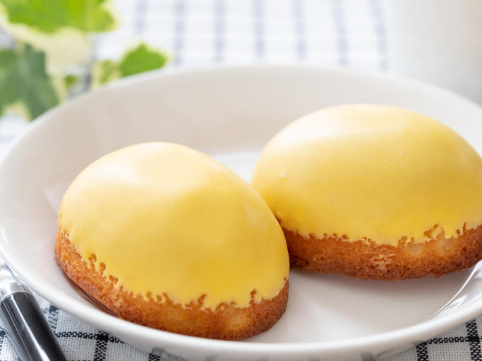 表面をレモン色のチョコレートでコーティングしたレモンケーキ