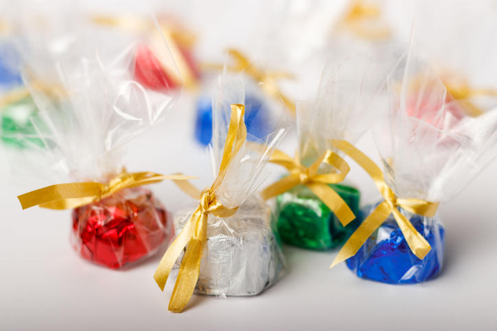 金色のリボンと透明のフィルムでラッピングされたカラフルなお菓子