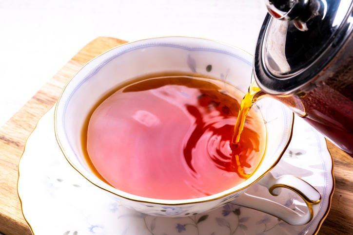 青い花柄の白いティーカップに紅茶が注がれている