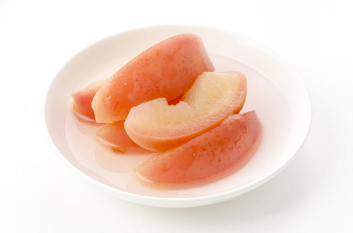 白い皿に盛り付けられたりんごのコンポート