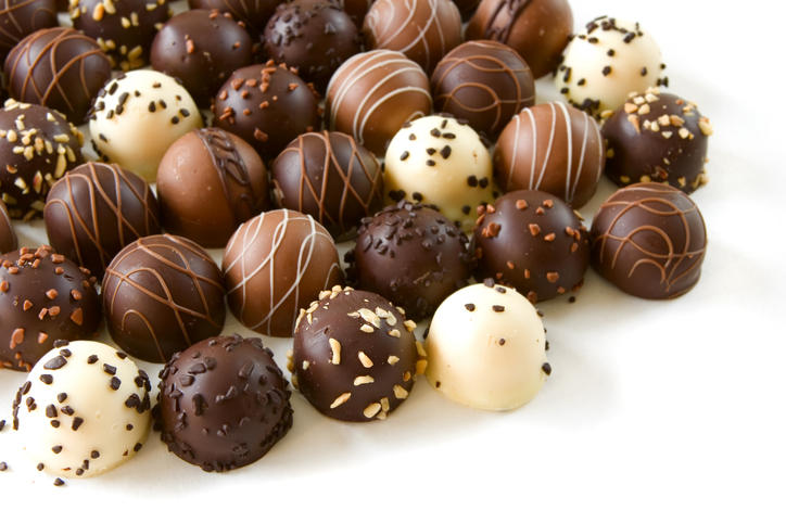 ホワイトチョコやミルクチョコ、ビターチョコで作られたデコレーションされたトリュフチョコ