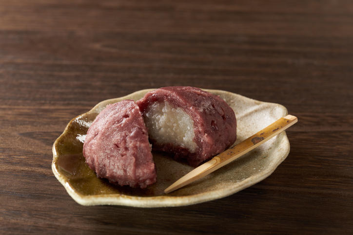 カットされたぼたもちが皿に盛り付けられている