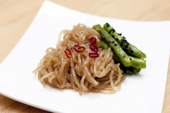 白い皿に盛られた糸こんにゃくの煮物といんげんの炒め物
