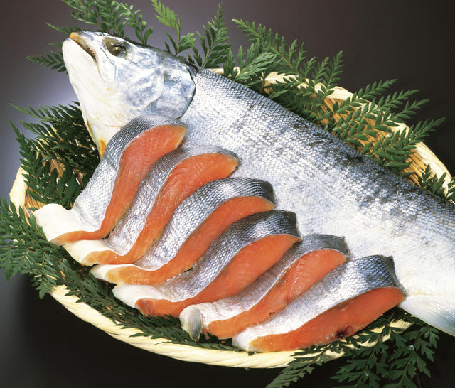 木のざるに盛られた鮭
