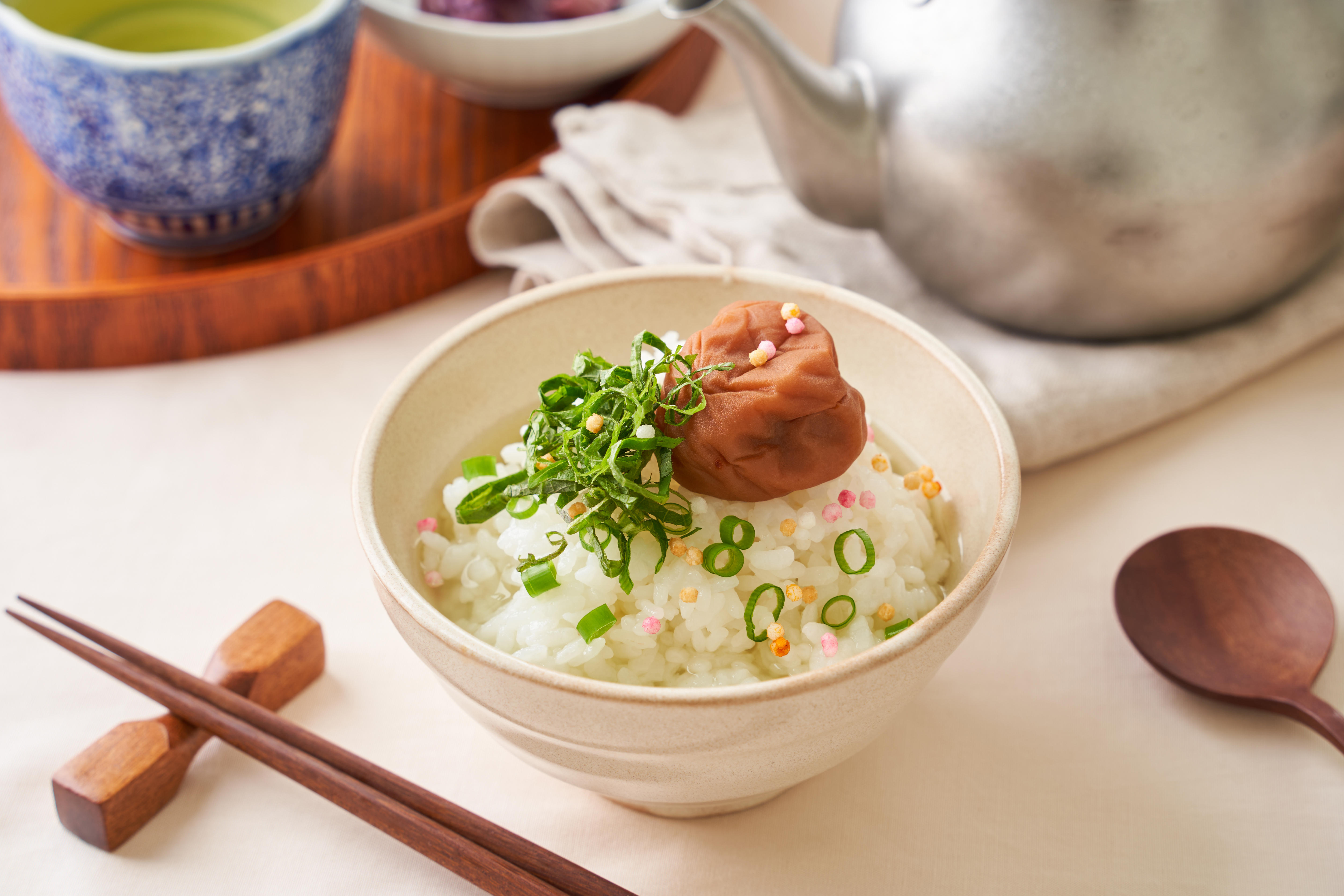 茶碗に盛られた梅茶漬け