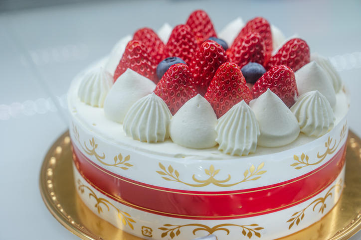 いちごとブルーベリーがのったショートケーキ