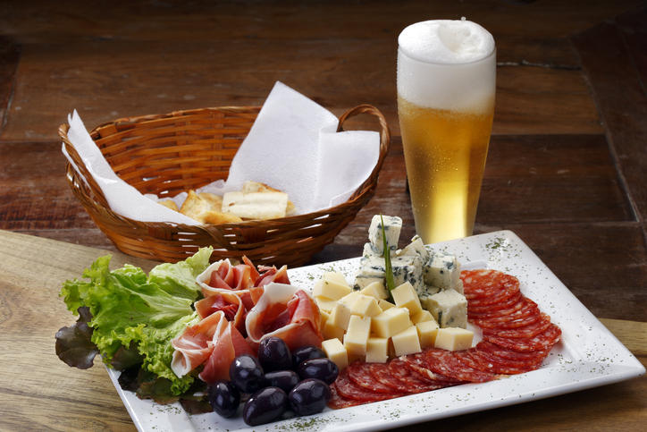 ハムのサラダ、オリーブ、チーズ、ビール