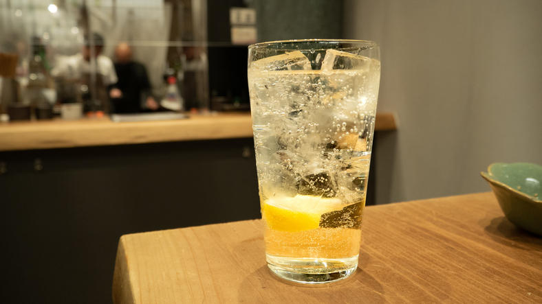 グラスにお酒が注がれている様子