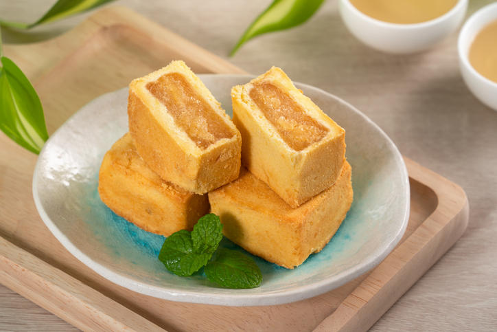 皿にのったパイナップルケーキとミント